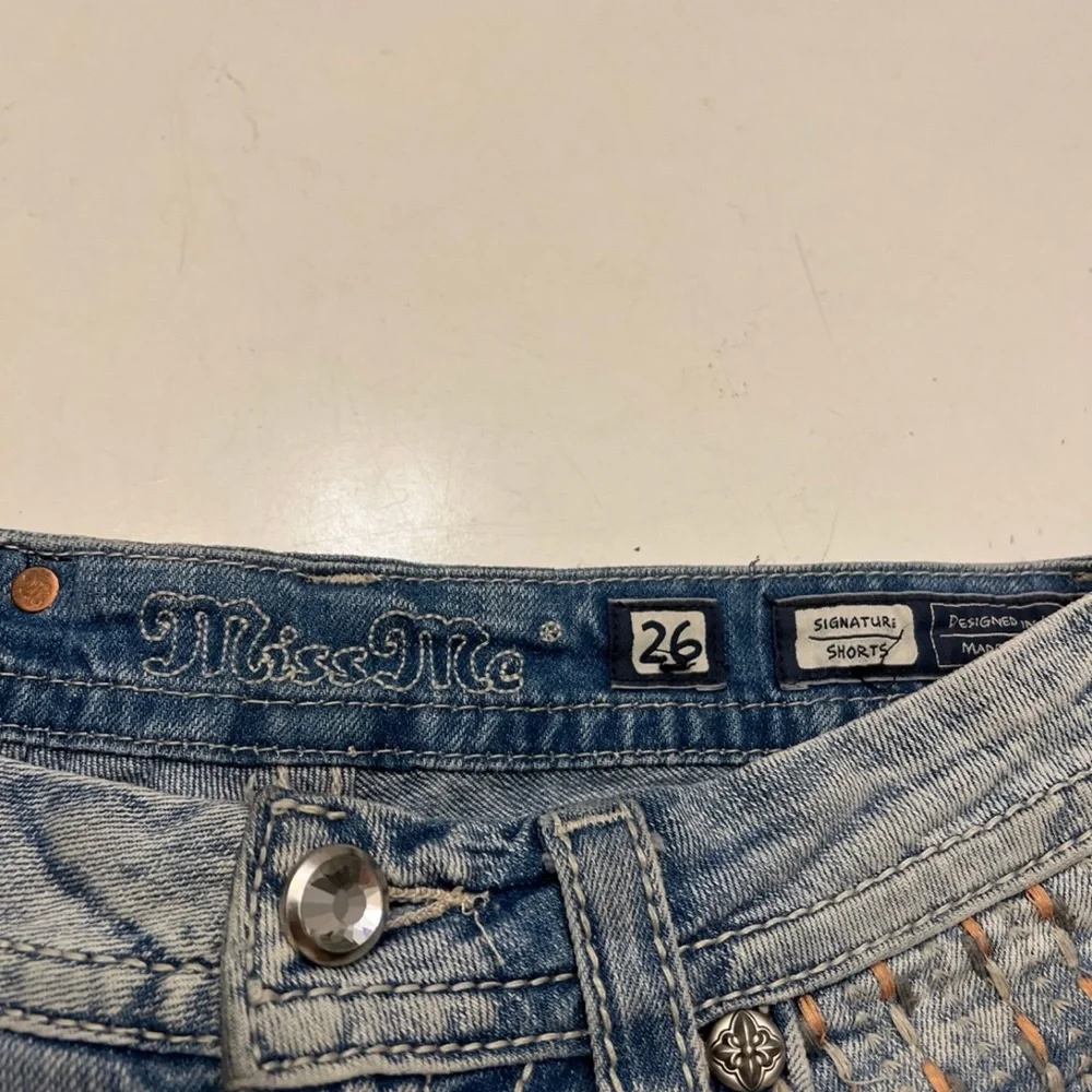 Miss Me Light Wash Distressed Peekaboo Boho Jean Signature Shorts Women’… - Picture 5 of 6
